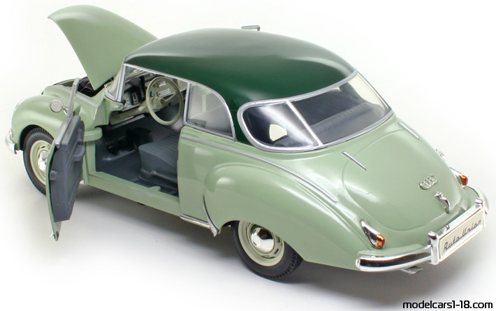 1958 - DKW 1000 S Revell 1/18 (Бял / Зелен) Отваряеми части