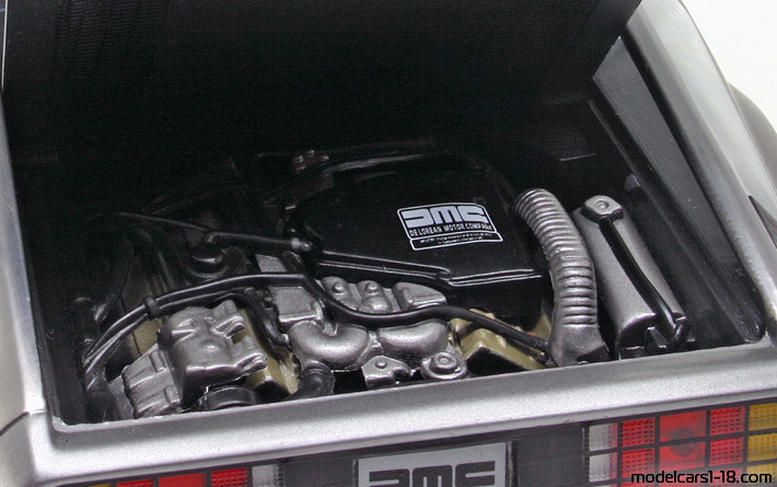 1981 - DeLorean DMC-12 Sun Star 1/18 (Сив) Двигател