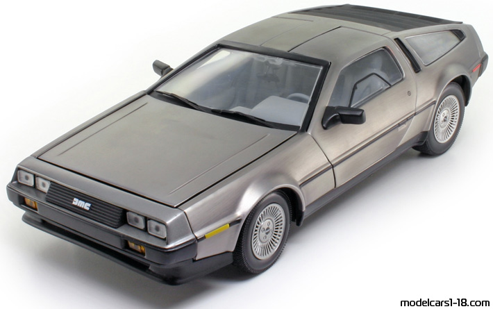 1981 - DeLorean DMC-12 Sun Star 1/18 (Сив) Предна лява страна