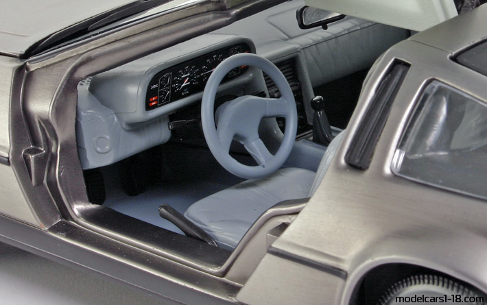 1981 - DeLorean DMC-12 Sun Star 1/18 (Сив) Интериор арматурно табло