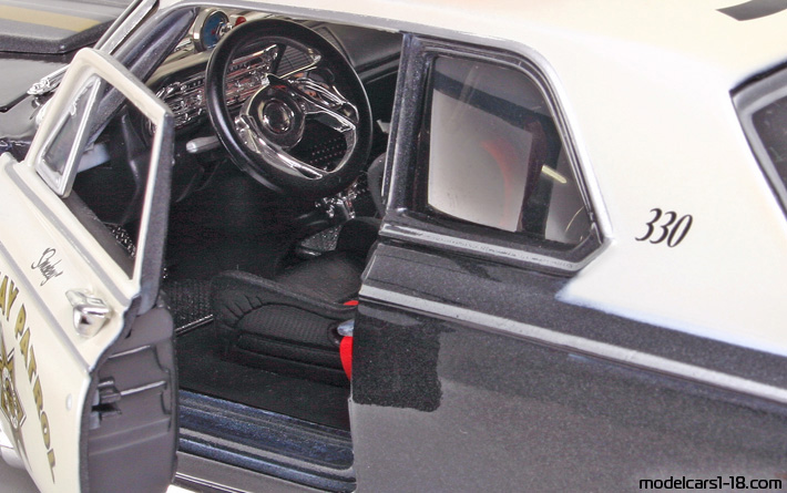 1963 - Dodge 330 Highway Patrol Maisto 1/18 (Черен / Бял) Интериор арматурно табло