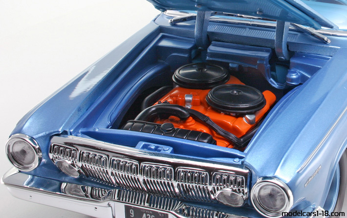1963 - Dodge 330 Maisto 1/18 (Син) Двигател