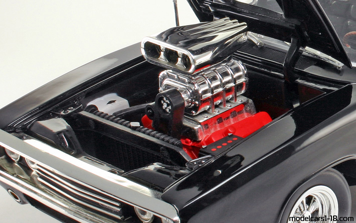 1970 - Dodge Charger ERTL 1/18 (Черен) Двигател