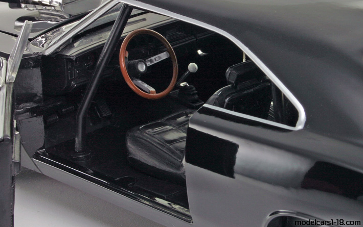 1970 - Dodge Charger ERTL 1/18 (Черен) Интериор арматурно табло