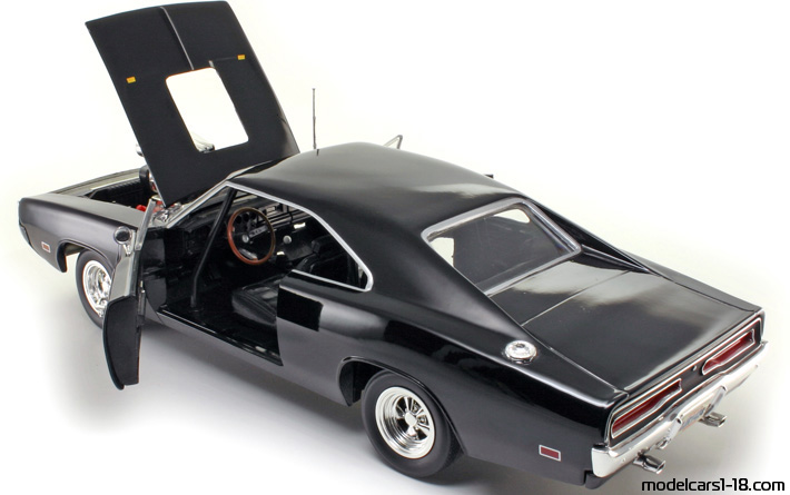 1970 - Dodge Charger ERTL 1/18 (Черен) Отваряеми части