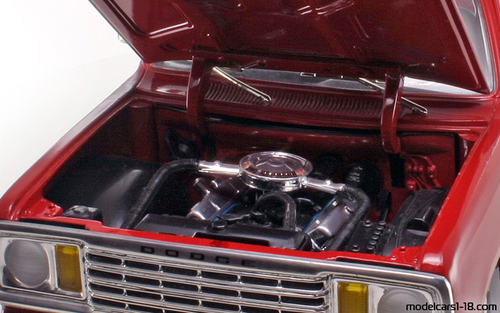 1978 - Dodge Li'l Red Express Truck ERTL 1/18 (Червен) Двигател