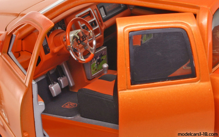 2003 - Dodge Ram 1500 Jada Toys 1/18 (Оранжев) Интериор арматурно табло