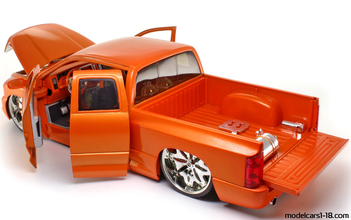 2003 - Dodge Ram 1500 Jada Toys 1/18 (Оранжев) Отваряеми части