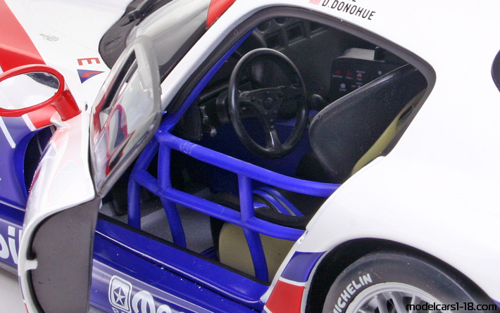 1998 - Dodge Viper GTS-R AutoArt 1/18 (Бял / Син) Интериор арматурно табло