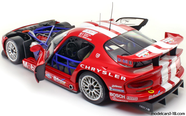 2000 - Dodge Viper GTS-R AutoArt 1/18 (Червен / Бял) Отваряеми части