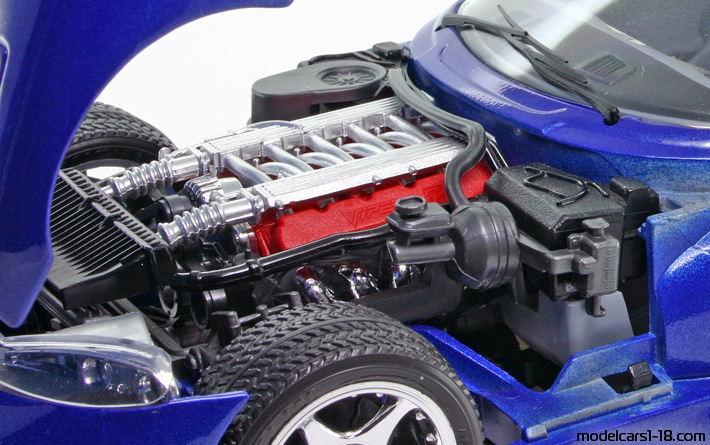 1996 - Dodge Viper GTS Bburago 1/18 (Син / Бял) Двигател