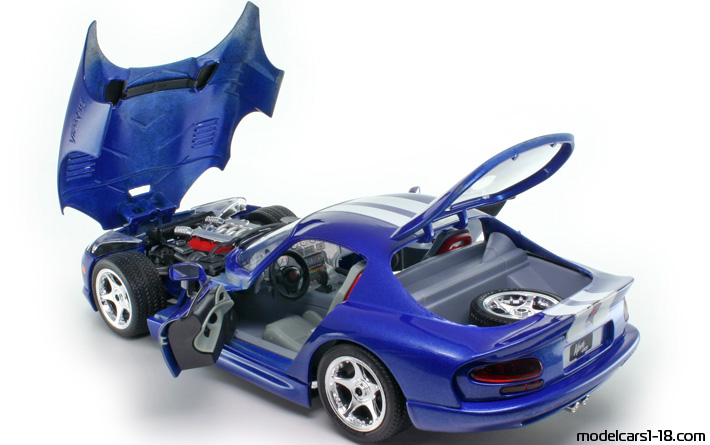 1996 - Dodge Viper GTS Bburago 1/18 (Син / Бял) Отваряеми части