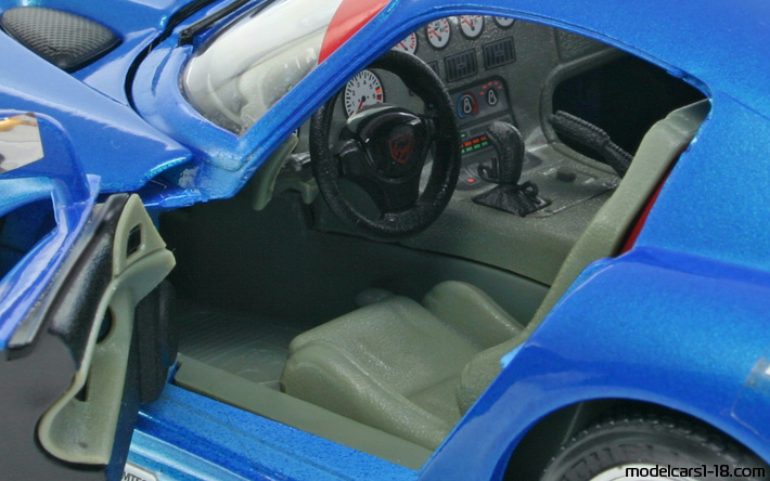 1999 - Dodge Viper GTS Bburago 1/18 (Син) Интериор арматурно табло