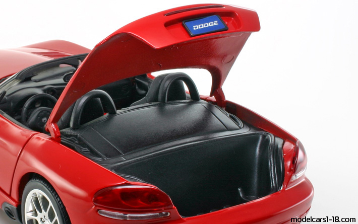 2003 - Dodge Viper SRT-10 Maisto 1/18 (Червен) Багажник / Отварящи се фарове