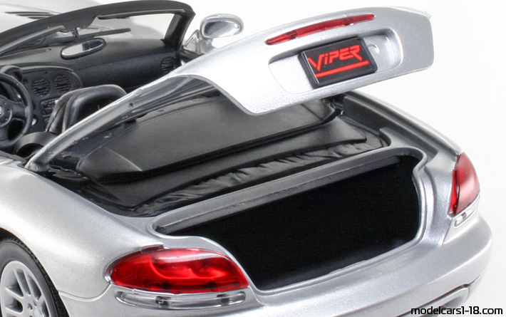 2003 - Dodge Viper SRT-10 Motor Max 1/18 (Сребрист) Багажник / Отварящи се фарове