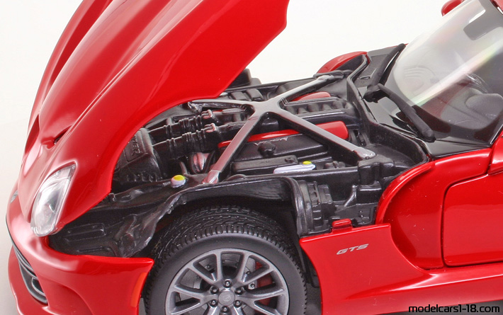 2013 - Dodge Viper SRT GTS Maisto 1/18 (Червен) Двигател