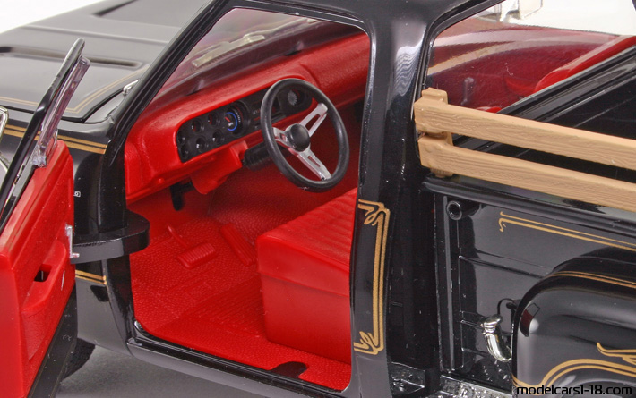 1978 - Dodge Warlock ERTL 1/18 (Черен) Интериор арматурно табло