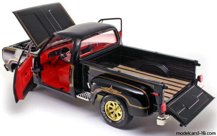 1978 - Dodge Warlock ERTL 1/18 (Черен) Отваряеми части