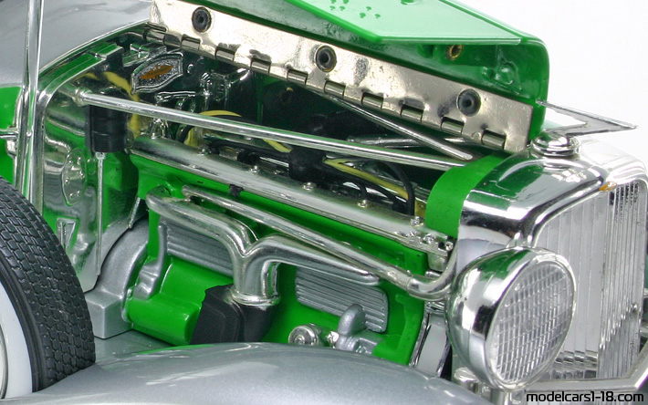 1934 - Duesenberg Model J Signature Models 1/18 (Сребрист / Зелен) Багажник / Отварящи се фарове