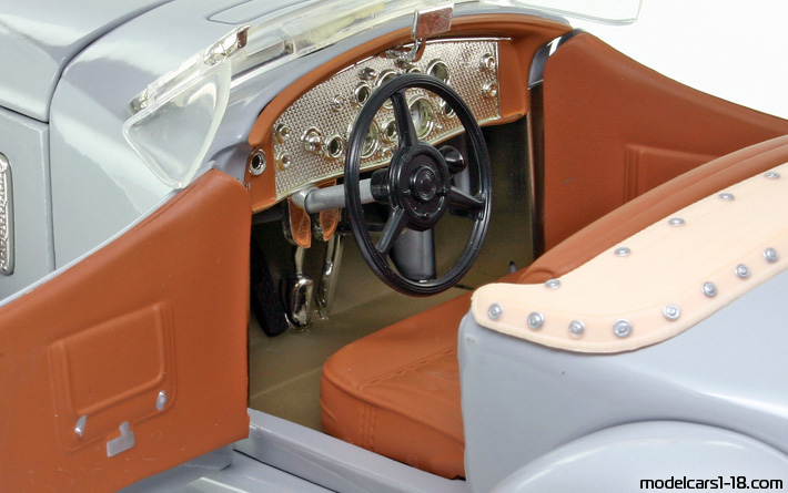 1935 - Duesenberg SSJ ERTL 1/18 (Сив / Сив) Интериор арматурно табло
