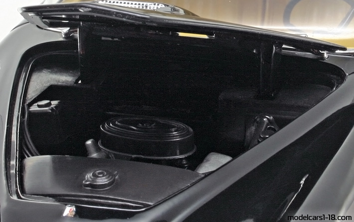 1957 - Facel Vega HK 500 Sun Star 1/18 (Черен) Двигател