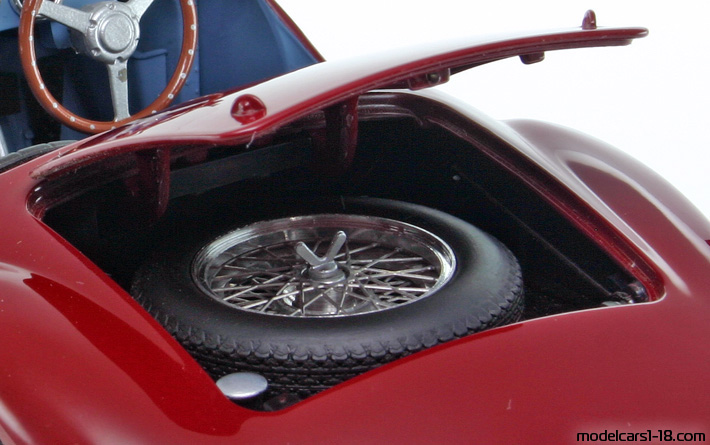 1947 - Ferrari 125 S Elite 1/18 (Червен) Багажник / Отварящи се фарове