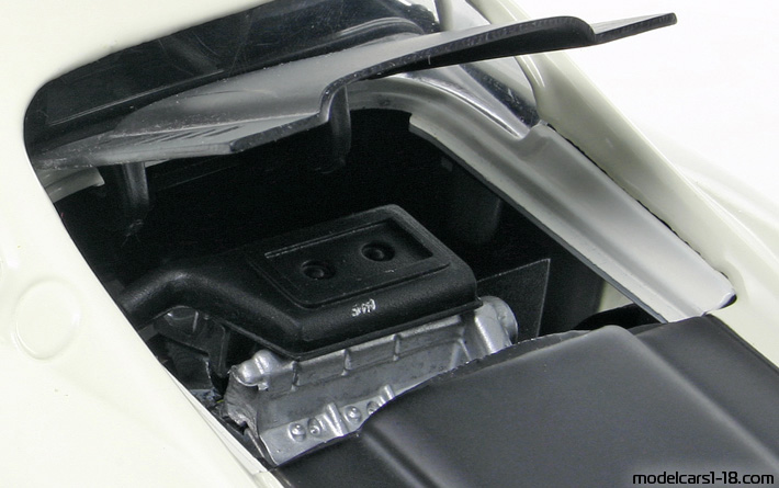 1975 - Ferrari 246 GT Dino Anson 1/18 (Бял / Черен) Двигател