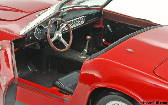 1958 - Ferrari 250 GT California Polistil 1/16 (Червен) Интериор арматурно табло