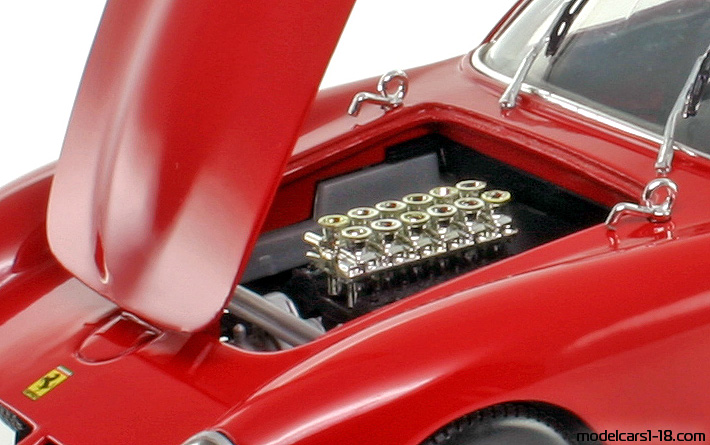 1962 - Ferrari 250 GTO Hot Wheels 1/18 (Червен) Двигател