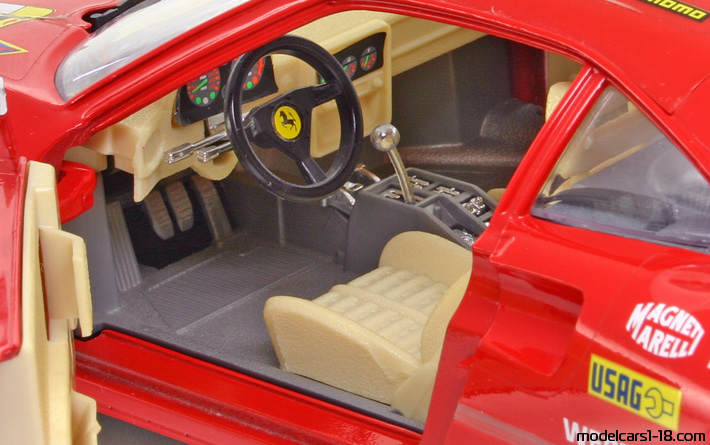 1984 - Ferrari 288 GTO Bburago 1/18 (Червен / Жълт) Интериор арматурно табло