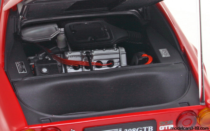 1975 - Ferrari 308 GTB Kyosho 1/18 (Червен) Двигател