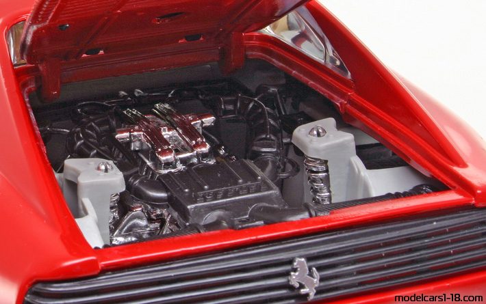 1989 - Ferrari 348 TB Polistil 1/18 (Червен) Двигател