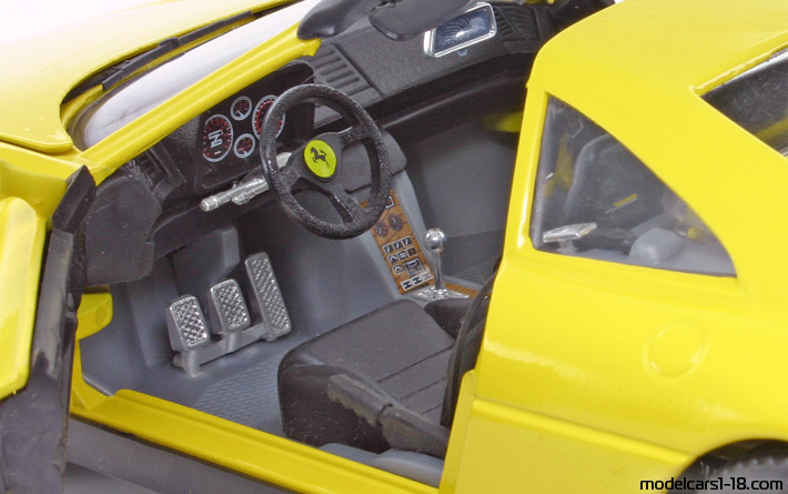 1989 - Ferrari 348 TS Mira 1/18 (Жълт) Интериор арматурно табло
