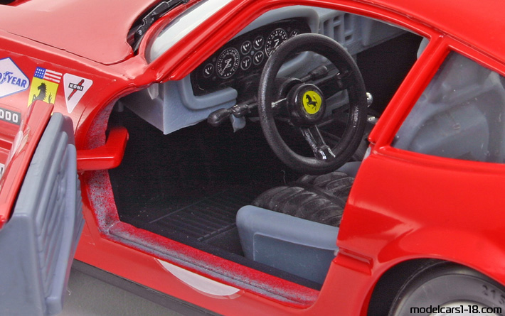 1970 - Ferrari 365 GTB/4 Daytona Competizione Techno Giodi 1/18 (Червен / Бял) Интериор арматурно табло