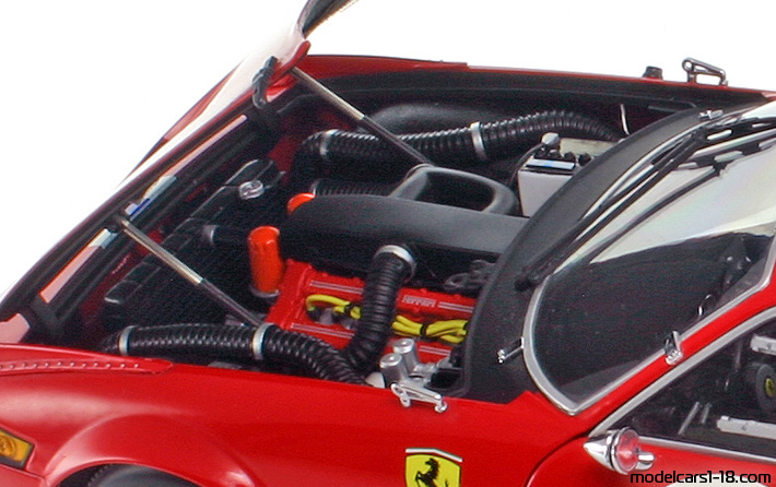 1977 - Ferrari 365 GTB/4 Daytona Competizione Kyosho 1/18 (Червен / Бял) Двигател