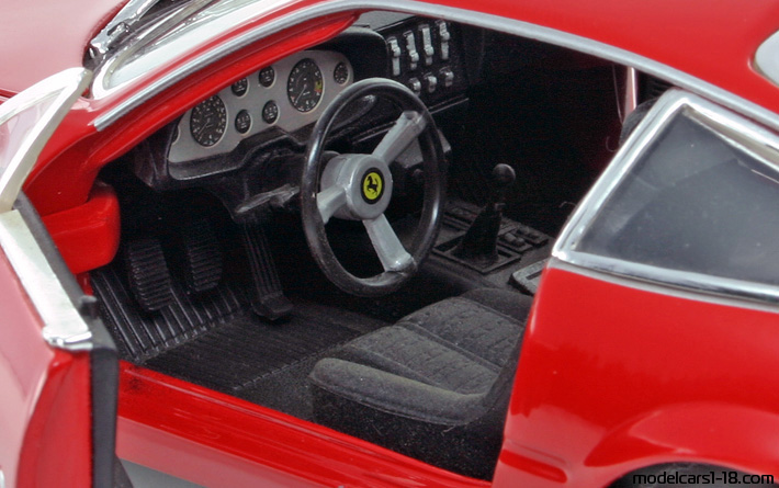 1968 - Ferrari 365 GTB/4 Daytona Hot Wheels 1/18 (Червен) Интериор арматурно табло
