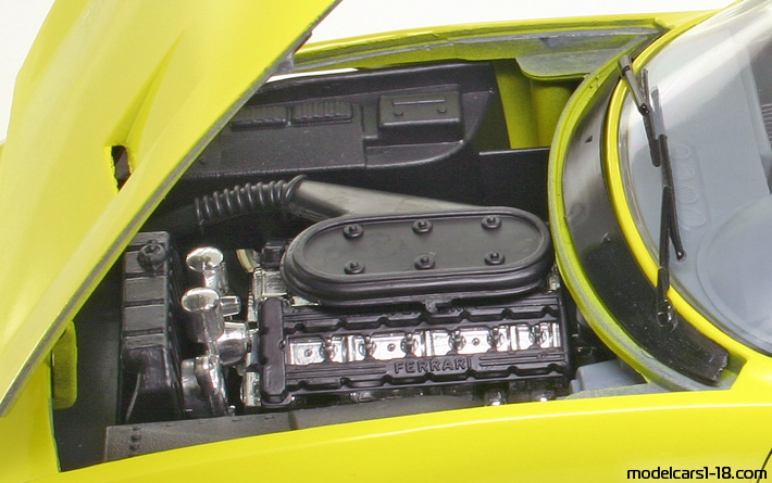 1969 - Ferrari 365 GTS/4 Daytona Techno Giodi 1/18 (Жълт) Двигател