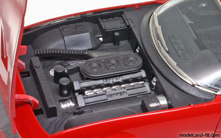 1970 - Ferrari 365 GTS/4 Daytona Solido 1/18 (Червен) Двигател