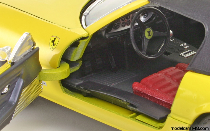 1970 - Ferrari 365 GTS/4 Daytona Solido 1/18 (Жълт) Интериор арматурно табло