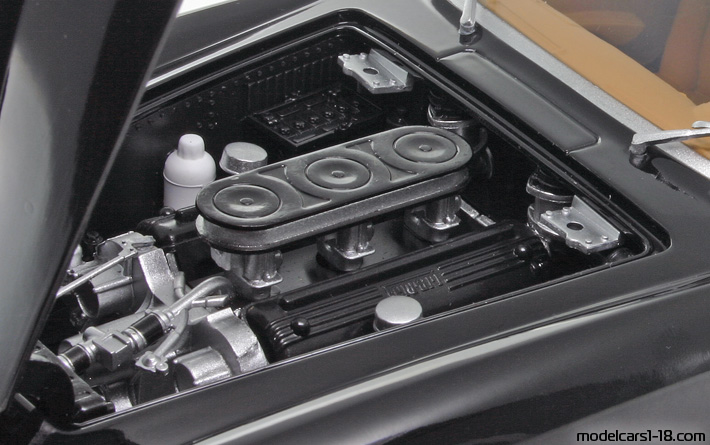 1955 - Ferrari 410 Superamerica Hot Wheels 1/18 (Черен) Двигател