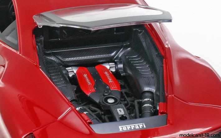 2015 - Ferrari 488 GTB Bburago 1/18 (Червен) Двигател