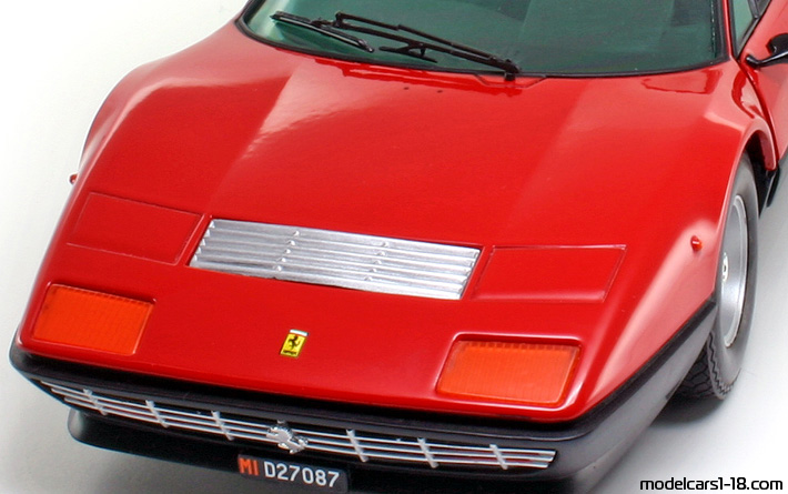 1976 - Ferrari 512 BB Chrono 1/18 (Червен / Черен) Багажник / Отварящи се фарове