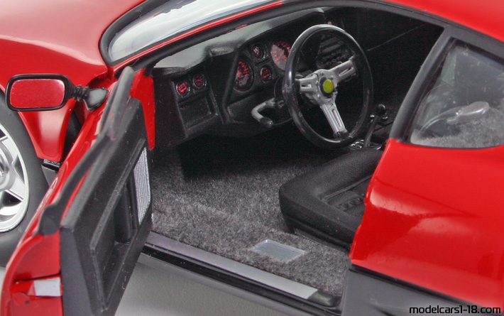 1981 - Ferrari 512 BB Kyosho 1/18 (Червен / Черен) Интериор арматурно табло