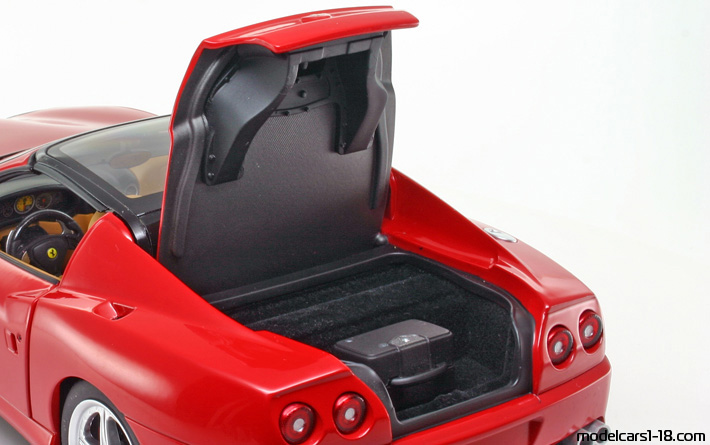 2006 - Ferrari 575 Superamerica Elite 1/18 (Червен) Багажник / Отварящи се фарове