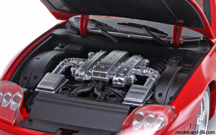 2006 - Ferrari 575 Superamerica Hot Wheels 1/18 (Червен) Двигател