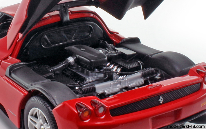 2002 - Ferrari Enzo Ferrari Hot Wheels 1/18 (Червен) Двигател
