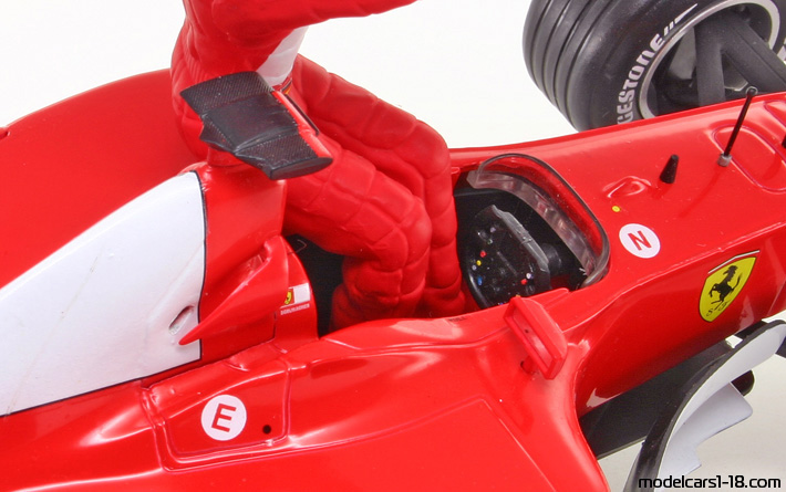 2002 - Ferrari F2002 Hot Wheels 1/18 (Червен / Бял) Интериор арматурно табло
