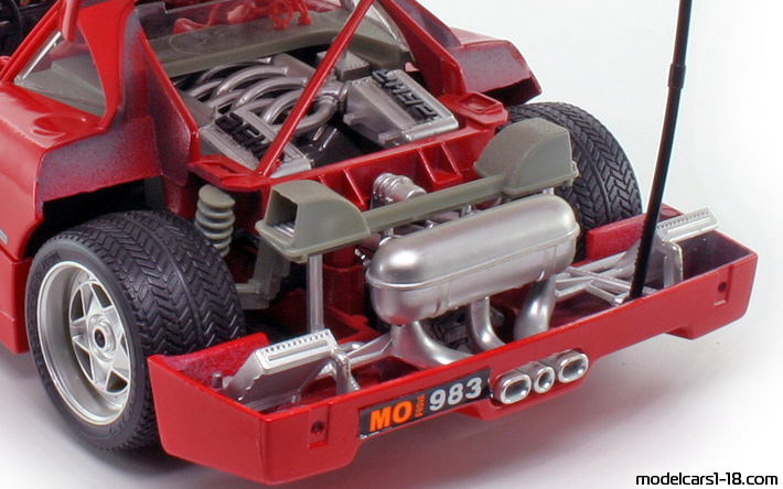 1987 - Ferrari F40 Bburago 1/18 (Red) Двигател