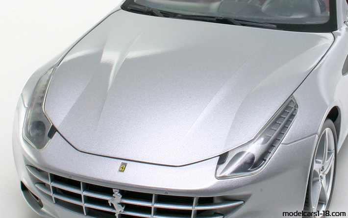 2011 - Ferrari FF Hot Wheels 1/18 (Сребрист) Двигател
