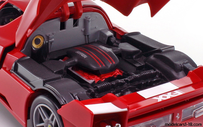 2005 - Ferrari FXX Hot Wheels 1/18 (Червен / Бял) Двигател